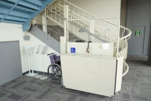 Ein Behinderten-gerechter Treppenlift im Treppenhaus