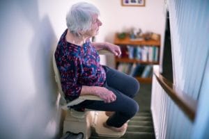 Seniorin lebt dank Treppenlift im eigenen Haus